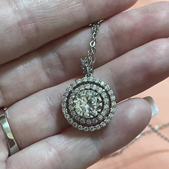 Temporary sold out💎Small 3.2 TCW Halo Circle Diamond Necklace💎 - Picture 2 of 7